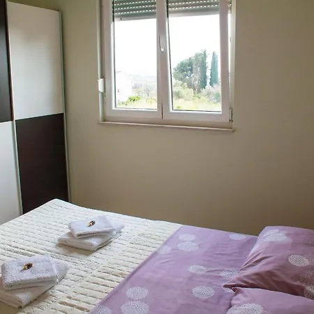 Mikula Apartman Mravince