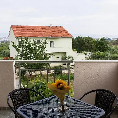 Mikula Apartman * Mravince