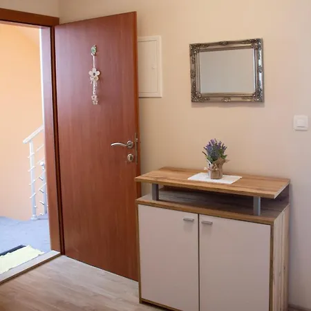 Mikula Apartman * Mravince